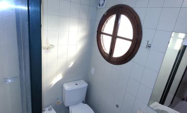 CASA CON DOS LOCALES SOBRE AVENIDA - ACEPTA DEPTO EN ADROGUE O CANNING