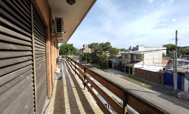 CASA CON DOS LOCALES SOBRE AVENIDA - ACEPTA DEPTO EN ADROGUE O CANNING