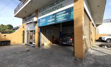 CASA CON DOS LOCALES SOBRE AVENIDA - ACEPTA DEPTO EN ADROGUE O CANNING