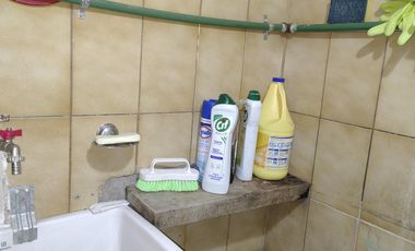 CASA CON DOS LOCALES SOBRE AVENIDA - ACEPTA DEPTO EN ADROGUE O CANNING