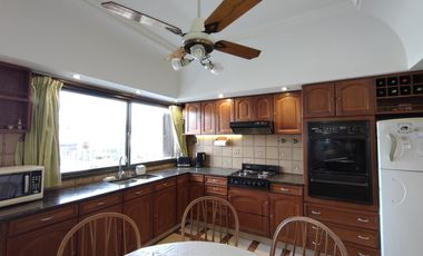 CASA CON DOS LOCALES SOBRE AVENIDA - ACEPTA DEPTO EN ADROGUE O CANNING