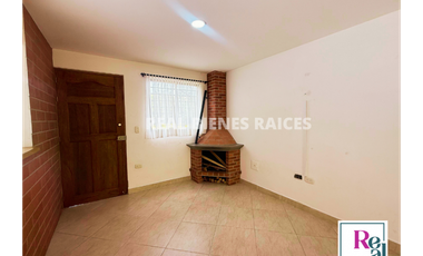 ¡Se vende hermosa casa en unidad abierta!