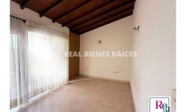 ¡Se vende hermosa casa en unidad abierta!