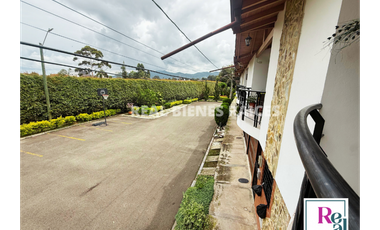 ¡Se vende hermosa casa en unidad abierta!