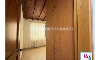 ¡Se vende hermosa casa en unidad abierta!