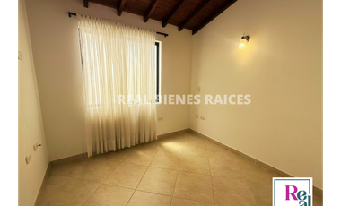 ¡Se vende hermosa casa en unidad abierta!