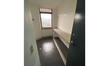 VENTA DE OFICINA EN LA CANDELARIA  CENTRO MEDELLIN - CON COLEGA