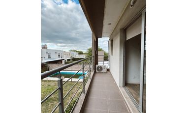 Venta hermosa casa 3 dormitorios fondo y pileta zona Golf Cae