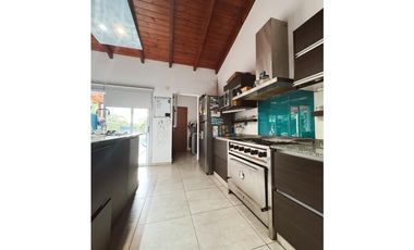 Venta hermosa casa 3 dormitorios fondo y pileta zona Golf Cae