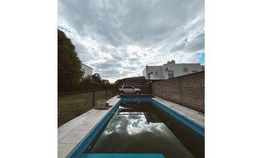 Venta hermosa casa 3 dormitorios fondo y pileta zona Golf Cae