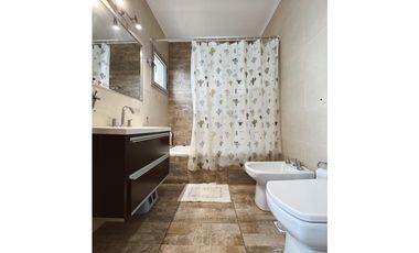 Venta hermosa casa 3 dormitorios fondo y pileta zona Golf Cae