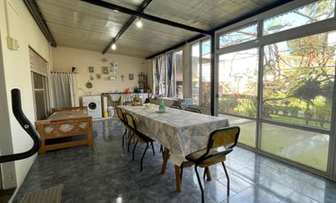 CASA EN VENTA CON COCHERA Y FONDO LIBRE-QUILMES