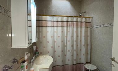 CASA EN VENTA CON COCHERA Y FONDO LIBRE-QUILMES