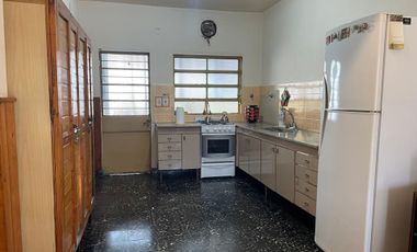 CASA EN VENTA CON COCHERA Y FONDO LIBRE-QUILMES