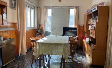 CASA EN VENTA CON COCHERA Y FONDO LIBRE-QUILMES