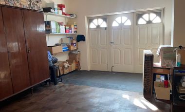 CASA EN VENTA CON COCHERA Y FONDO LIBRE-QUILMES