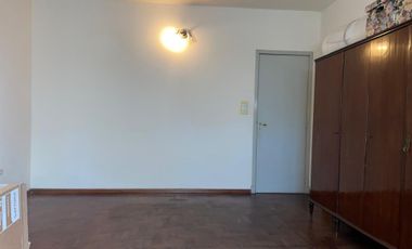 CASA EN VENTA CON COCHERA Y FONDO LIBRE-QUILMES