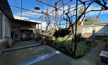 CASA EN VENTA CON COCHERA Y FONDO LIBRE-QUILMES