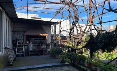 CASA EN VENTA CON COCHERA Y FONDO LIBRE-QUILMES