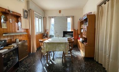 CASA EN VENTA CON COCHERA Y FONDO LIBRE-QUILMES