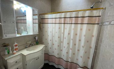 CASA EN VENTA CON COCHERA Y FONDO LIBRE-QUILMES