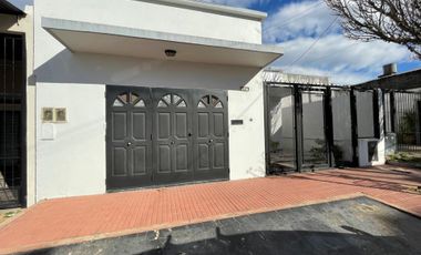 CASA EN VENTA CON COCHERA Y FONDO LIBRE-QUILMES