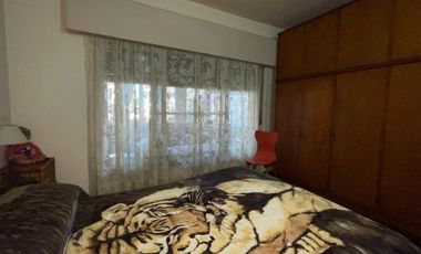 CASA EN VENTA CON COCHERA Y FONDO LIBRE-QUILMES