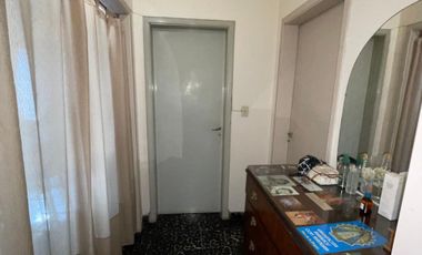 CASA EN VENTA CON COCHERA Y FONDO LIBRE-QUILMES