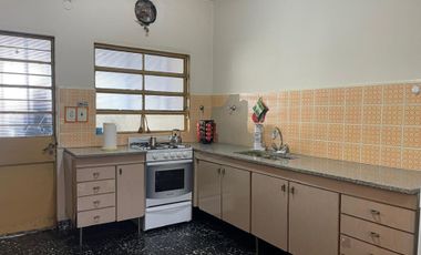 CASA EN VENTA CON COCHERA Y FONDO LIBRE-QUILMES