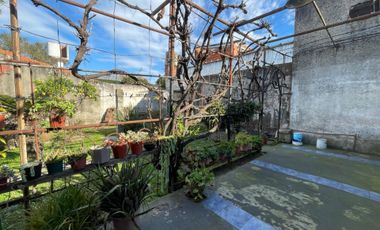 CASA EN VENTA CON COCHERA Y FONDO LIBRE-QUILMES