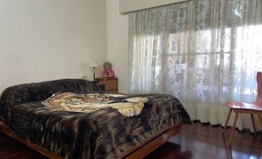 CASA EN VENTA CON COCHERA Y FONDO LIBRE-QUILMES
