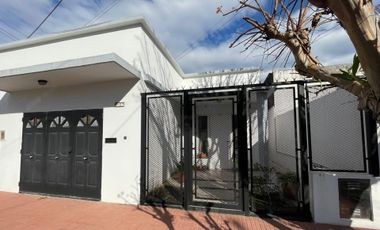 CASA EN VENTA CON COCHERA Y FONDO LIBRE-QUILMES