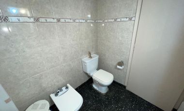 CASA EN VENTA CON COCHERA Y FONDO LIBRE-QUILMES