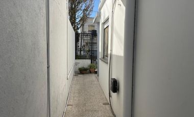 CASA EN VENTA CON COCHERA Y FONDO LIBRE-QUILMES