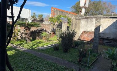 CASA EN VENTA CON COCHERA Y FONDO LIBRE-QUILMES