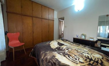 CASA EN VENTA CON COCHERA Y FONDO LIBRE-QUILMES