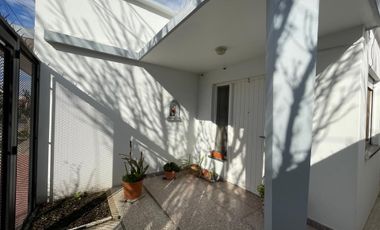 CASA EN VENTA CON COCHERA Y FONDO LIBRE-QUILMES
