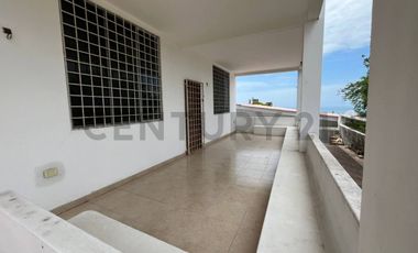 Venta Casa en Punta Blanca, 3 Dormitorios, balcón con vista al mar. J.Gar