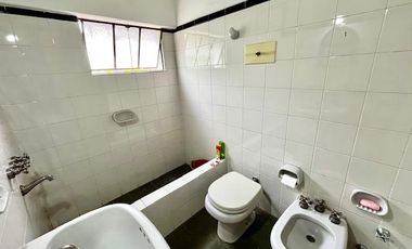 Casa en Coghlan 5 ambientes con terraza y patio