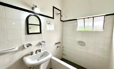 Casa en Coghlan 5 ambientes con terraza y patio