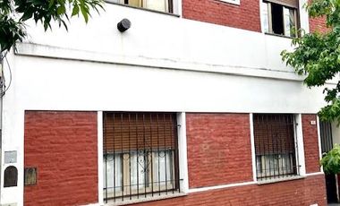 Casa en Coghlan 5 ambientes con terraza y patio