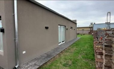 Casa en venta - 2 Dormitorios 2 Baños - Cocheras - 300Mts2 - Carhué