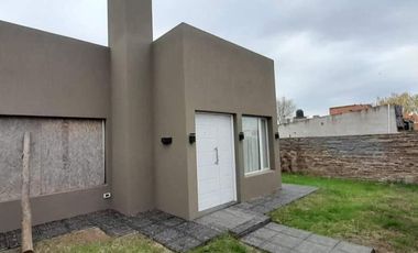 Casa en venta - 2 Dormitorios 2 Baños - Cocheras - 300Mts2 - Carhué