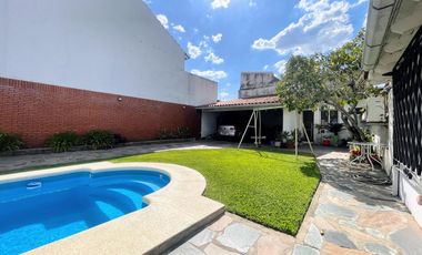 Venta de Casa 5 Amb. en Ramos Mejia S/lote 400M² C/Parque, Quincho y Piscina