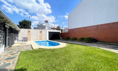 Venta de Casa 5 Amb. en Ramos Mejia S/lote 400M² C/Parque, Quincho y Piscina