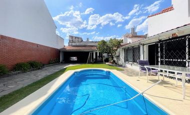 Venta de Casa 5 Amb. en Ramos Mejia S/lote 400M² C/Parque, Quincho y Piscina