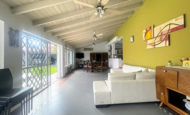 Venta de Casa 5 Amb. en Ramos Mejia S/lote 400M² C/Parque, Quincho y Piscina