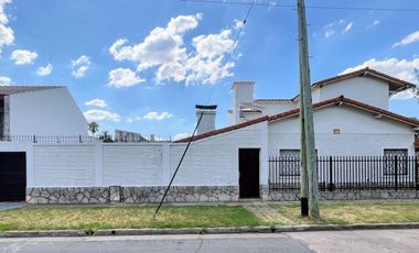 Venta de Casa 5 Amb. en Ramos Mejia S/lote 400M² C/Parque, Quincho y Piscina