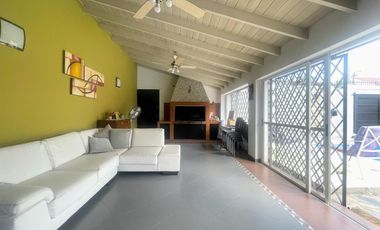 Venta de Casa 5 Amb. en Ramos Mejia S/lote 400M² C/Parque, Quincho y Piscina