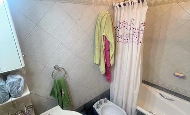 Venta de Casa 5 Amb. en Ramos Mejia S/lote 400M² C/Parque, Quincho y Piscina